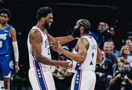 奥多姆凌晨开奔驰分心捡手机 结果撞上路边车辆