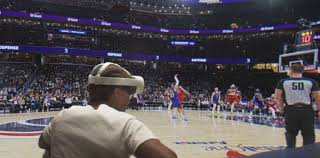 奥多姆凌晨开奔驰分心捡手机 结果撞上路边车辆